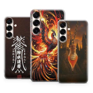 以下が含まれることがあります： ユニークなデザインの携帯電話ケース3つ。1つのケースは赤、オレンジ、黄色の色合いのフェニックスが特徴です。もう1つは、中国の文字が入った茶色の背景です。3つ目のケースには、「Felix Felicis」のテキストが入ったポーションボトルが表示されています。