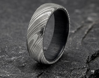 Bague unique en acier de Damas, alliance homme martelée, incrustation en bois noir, bague de fiançailles homme faite main