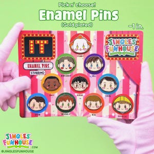 Puede incluir: Colección de pines de esmalte chapados en oro con personajes de una película de terror. Los pines se muestran sobre un fondo a rayas rojas y blancas, con el texto "Enamel Pins" y "Jingles Funhouse". Cada pin mide aproximadamente 2,5 cm.