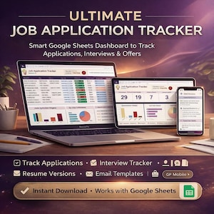Könnte beinhalten: Ein digitaler Job-Application-Tracker, der auf einem Laptop, Tablet und Smartphone angezeigt wird. Die Bildschirme zeigen Datenvisualisierungen und den Text "ULTIMATE JOB APPLICATION TRACKER". Funktionen umfassen Bewerbungsverfolgung, Interviewverfolgung, Lebenslaufversionen und E-Mail-Vorlagen.