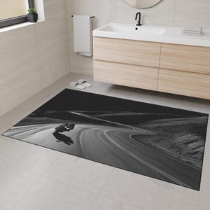 Puede incluir: Un juego de tres tazas de cerámica con un acabado moteado y mate. Las tazas son en tonos crema, gris claro y gris oscuro. Cada taza tiene un diseño simple y minimalista.