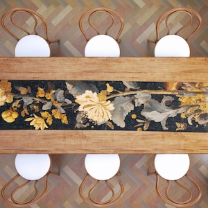 Tafelloper vergulde pioenroos, tafelloper Midnight Garden bloemendiner, zwart-gouden maximalistische consolesjaal, humeurig botanisch keukendecor