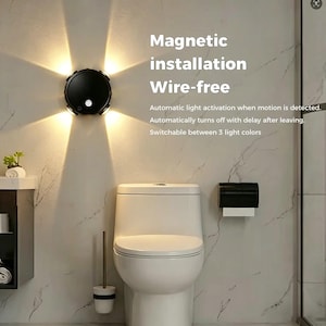 Puede incluir: Un aplique de pared redondo de color negro que emite cuatro haces de luz cálida. El texto dice: Magnetic installation, Wire-free, Automatic light activation when motion is detected, Automatically turns off with delay after leaving, Switchable between 3 light colors.