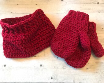 Bulky Crochet Cowl And Mittens - Choose Your Color -  Chunky  Mittens - Bulky Mittens - Infinity Cowl - Chunky Infinity Scarf - Neck Warmer