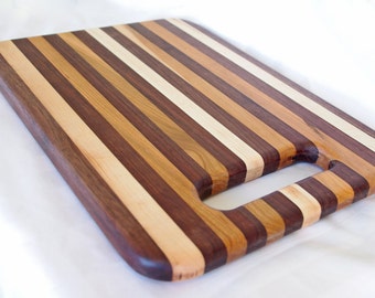 Tabla de cortar o tabla para embutidos artesanal de arce y nogal o de arce, nogal y cerezo con asa - Regalo para el Día de la Madre