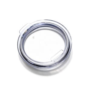 Pode incluir: Tampa de copo de plástico transparente com design circular. A tampa tem uma borda elevada e uma pequena abertura para beber. A tampa é transparente, permitindo uma visão do conteúdo do copo.