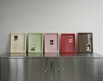 Cornice portafoto Polaroid colorata (23x33 cm): cornice Instax monocromatica / Scegli il tuo angolo fotografico Instax / Parete galleria minimalista