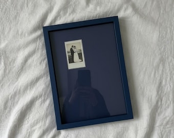 Cornice monocromatica (9"x13"): scegli l'angolo della foto, il colore della cornice, la dimensione dell'apertura del passepartout e la posizione