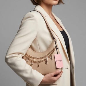 Sac à main Juicy Couture, beige monogrammé en forme de croissant avec chaîne à breloque dorée