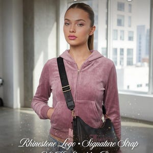Peut inclure: Sac hobo Juicy Couture noir avec logo en strass et bandoulière signature. Le sac à bandoulière Y2K est un sac de déclaration vintage glamour. Le sac est noir avec des détails dorés et une bandoulière noire.