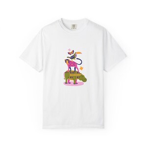 Pode incluir: Um conjunto de três canecas de cerâmica com acabamento fosco e salpicado. As canecas são em tons de creme, cinza claro e cinza escuro. Cada caneca tem um design simples e minimalista, perfeito para café ou chá.