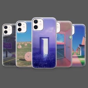 Pode incluir: Uma coleção de cinco capas de telemóvel com designs surrealistas. Cada capa apresenta uma imagem diferente, incluindo um sinal de estrada com o texto "ARE YOU LOST?", relógios num campo, uma porta que se abre para a luz e uma cena costeira.