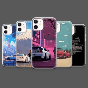 Könnte beinhalten: Eine Reihe von Handyhüllen mit Illustrationen von Autos in verschiedenen Umgebungen. Die Hüllen zeigen Designs mit einer Stadtlandschaft, einem Berg und einer japanischen Straßenszene, mit einer Vielzahl von Automodellen.