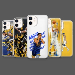 Puede incluir: Una colección de cinco fundas para teléfono con ilustraciones de jugadores de baloncesto. Las fundas muestran varias poses de acción y diseños artísticos, incluyendo una con la palabra "NIGHT" y la cara de un jugador.