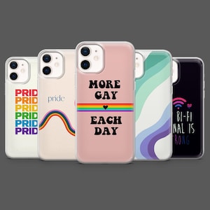 Op de afbeelding: Een verzameling telefoonhoesjes met diverse ontwerpen en tekst. Eén hoesje toont "PRIDE" in regenboogkleuren, een ander zegt "pride" met een regenbooggolf, en een derde zegt "MORE GAY EACH DAY" met een regenboogstreep. Andere hoesjes hebben pride vlag ontwerpen.