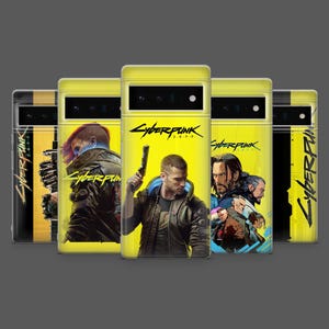 Puede incluir: Una colección de fundas amarillas para teléfonos con ilustraciones y el texto "Cyberpunk 2077". Las fundas muestran varias ilustraciones de personajes con un tema futurista. Las fundas tienen una barra de cámara negra y un borde transparente.