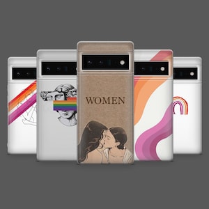 Puede incluir: Una colección de fundas para teléfonos con varios diseños. Una funda presenta la palabra "WOMEN" y una ilustración de dos personas besándose. Otras fundas muestran un arcoíris, una estatua con un arcoíris sobre los ojos y una bandera del orgullo lésbico.