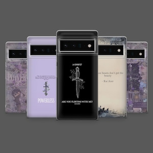 Op de afbeelding: Een verzameling telefoonhoesjes met verschillende ontwerpen. Eén hoesje is zwart met een dolk illustratie en de tekst "A KNIFE? ARE YOU FLIRTING WITH ME?". Andere hoesjes hebben tekst en bloemmotieven.