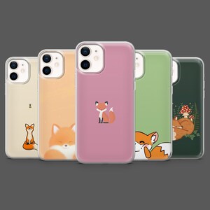 Può includere: Una collezione di cinque custodie per telefono con disegni di volpe. Le custodie presentano vari colori, tra cui crema, pesca, rosa, verde e verde scuro. Ogni custodia mostra una diversa illustrazione di volpe, con alcune volpi sedute, che dormono o in piedi.