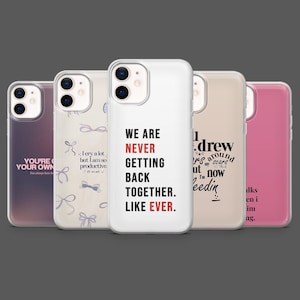 Peut inclure: Cinq coques de téléphone avec des designs et des citations variés. L'une affiche le texte "YOU'RE YOUR OWN" sur un fond dégradé violet. Une autre présente des nœuds et le texte "I cry a lot but I am so productive". La coque centrale indique "WE ARE NEVER GETTING BACK TOGETHER. LIKE EVER."