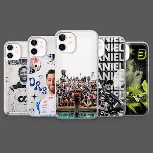 Könnte beinhalten: Eine Sammlung von Handyhüllen mit dem Formel-1-Fahrer Daniel Ricciardo. Die Hüllen zeigen Bilder von Ricciardo in verschiedenen Rennszenen, mit Text wie seinem Namen und Teamlogos. Die Hüllen haben verschiedene Designs.