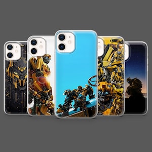 Può includere: Una collezione di cinque custodie per telefono con immagini colorate di personaggi di Transformers. Le custodie presentano vari design, tra cui primi piani di robot e scene d'azione, con un mix di tonalità gialle, blu e nere.