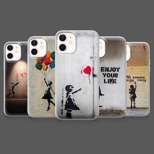 Könnte beinhalten: Eine Sammlung von fünf Handyhüllen mit Graffiti-Kunst im Banksy-Stil. Die Designs umfassen ein Mädchen mit einem roten Herzballon, ein Mädchen mit bunten Luftballons und andere Streetart-Bilder. Die Hüllen sind in transparenten Schutzhüllen.