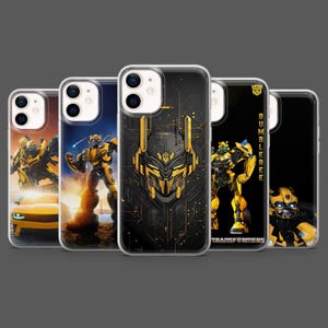 Op de afbeelding: Vijf telefoonhoesjes met ontwerpen geïnspireerd op het Transformers-personage Bumblebee. De hoesjes tonen actieposes en graphics in geel en zwart. Het woord "BUMBLEBEE" en "TRANSFORMERS" zijn zichtbaar op sommige hoesjes.