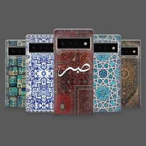 Peut inclure: Plusieurs coques de téléphone avec des motifs variés. Les coques présentent des motifs tels que des carreaux de mosaïque, des motifs floraux bleus et blancs, un motif de tapis rouge avec une écriture arabe, un motif géométrique bleu et blanc et un motif de mandala doré.