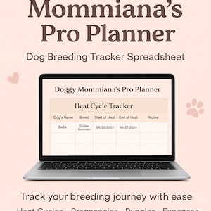 以下が含まれることがあります： ラップトップには、犬の繁殖追跡ツールである「Doggy Mommiana's Pro Planner」のスプレッドシートが表示されています。画面には、Bellaという犬のデータを含むヒートサイクルトラッカーが表示されています。背景は、足跡とハートの入った薄いピンク色です。