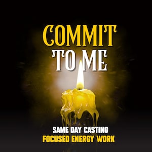 Può includere: Una candela gialla accesa con cera che cola, su uno sfondo scuro con un bagliore dorato. Il testo "COMMIT TO ME" è in alto, con "SAME DAY CASTING FOCUSED ENERGY WORK" in basso.