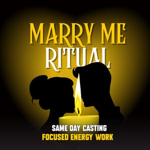 Op de afbeelding: Een digitale afbeelding met de woorden "MARRY ME RITUAL" in geel en wit. Silhouetten van een stel dat tegenover elkaar staat met een kaars ertussen. De tekst "SAME DAY CASTING FOCUSED ENERGY WORK" staat onderaan.