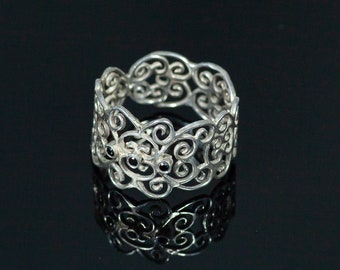 Silver filigree  ring setts with 3 tiny Onyx