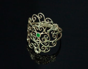 14 karat solid gold ring, setts with Emerald