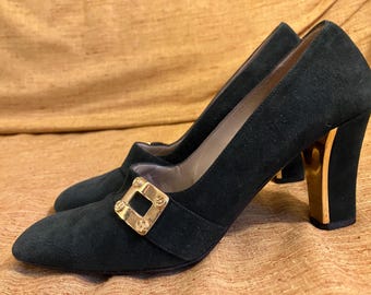 Zapatos de tacón vintage de ante verde de St. John’s con adornos dorados. Talla 7.