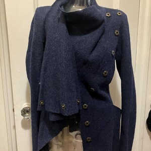 Suéter/chaqueta de lana azul marino acogedor de Gro Abrahamsson para Anthropologie. Se puede usar abierto o cerrado. imagen 4