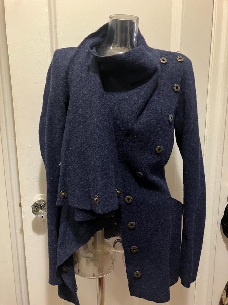 Suéter/chaqueta de lana azul marino acogedor de Gro Abrahamsson para Anthropologie. Se puede usar abierto o cerrado. imagen 4