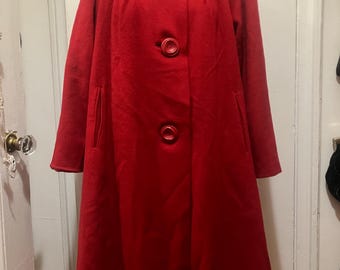 Abrigo vintage de lana roja de los años 50 con cuello de piel