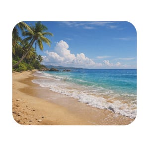 Peut inclure: Une scène de plage avec une plage de sable, une eau turquoise et un ciel bleu clair avec des nuages blancs et duveteux. Des palmiers bordent le bord de la plage. Les vagues déferlent doucement sur le rivage.