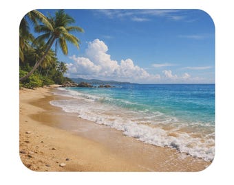 Pode incluir: Uma cena de praia com uma costa arenosa, água turquesa e um céu azul brilhante com nuvens brancas e fofas. As palmeiras margeiam a orla da praia. As ondas quebram suavemente na costa.