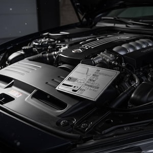 Placa de especificaciones personalizadas: exhibición en el compartimento del motor de aluminio billet grabada por CNC