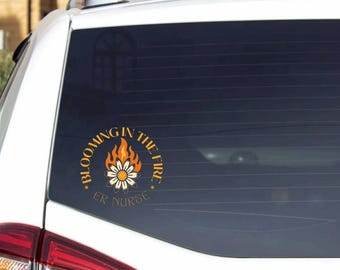Adesivo da 4 pollici - Infermiera del pronto soccorso che sboccia nel fuoco