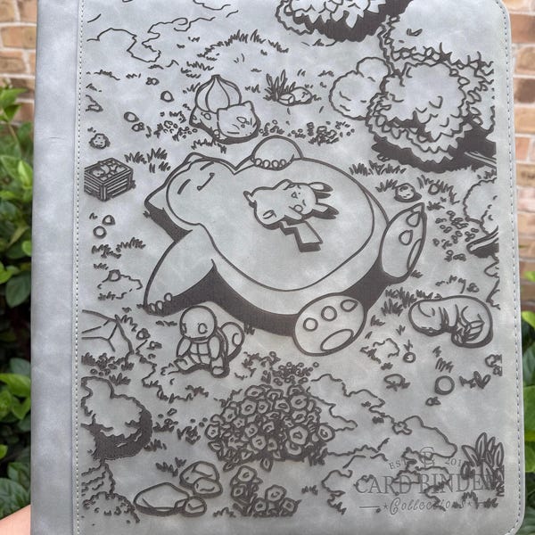 Carpeta de carga superior personalizada de Pokémon con 9 bolsillos, grabada con láser, con diseño de Snorlax en el bosque.
