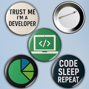 Könnte beinhalten: Fünf runde Ansteckbuttons. Einer zeigt den Text "TRUST ME I'M A DEVELOPER" in Schwarz auf cremefarbenem Hintergrund. Weitere Buttons zeigen ein Laptop-Symbol, ein Kreisdiagramm und den Text "CODE SLEEP REPEAT".