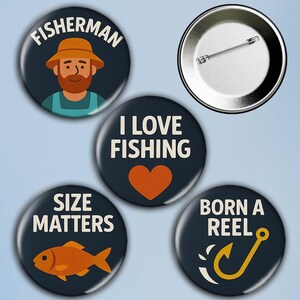 Könnte beinhalten: Eine Sammlung von runden Ansteckbuttons zum Thema Angeln. Ein Button zeigt eine Fischer-Illustration, ein anderer sagt "I LOVE FISHING" mit einem Herz, und weitere sagen "SIZE MATTERS" und "BORN A REEL" mit Fisch und Haken.