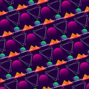Könnte beinhalten: Ein sich wiederholendes Muster mit geometrischen Formen und Himmelskörpern. Das Design umfasst lila Kugeln, grüne Planeten mit Ringen, orangefarbene bergähnliche Formen und grün umrandete Dreiecke, alles vor einem dunkelvioletten Hintergrund. Die Website-Adresse www.JUJUTSUBBY.COM wird wiederholt.