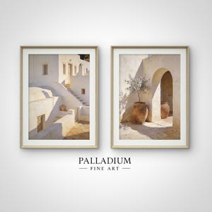 Könnte beinhalten: Zwei gerahmte Kunstdrucke mit sonnigen Szenen weißer Gebäude mit Treppen und Torbögen. Einer zeigt ein Gebäude mit Treppen, der andere einen Torbogen mit einem Topfbaum. Die Drucke sind mit "PALLADIUM FINE ART" beschriftet.