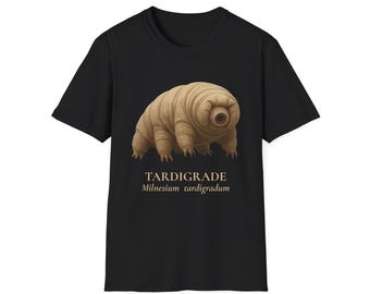 Puede incluir: Camiseta negra con una ilustración detallada de un tardígrado, un oso de agua microscópico. La imagen incluye la palabra "TARDIGRADE" y el nombre científico "Milnesium tardigradum". El oso de agua es de color beige con patas visibles.