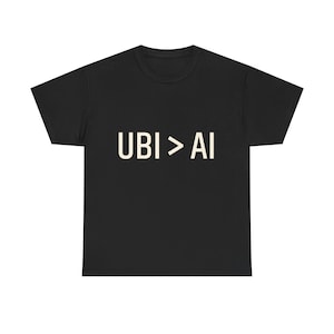 Puede incluir: Camiseta negra con el texto "UBI > AI" impreso en color beige claro. La camiseta, de cuello redondo, es un diseño clásico, ideal para el uso diario. El texto está centrado en la parte delantera.