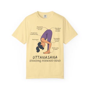 Camiseta de yoga con instrucciones sobre la postura de Uttanasana (postura de pie con flexión hacia adelante).